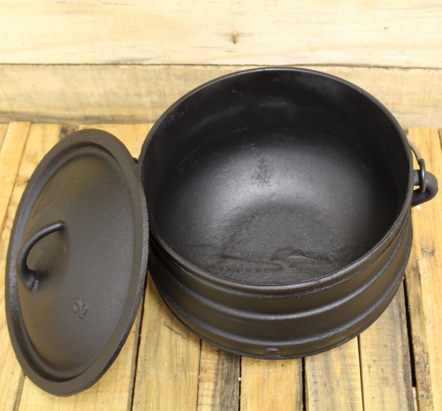 7 Quart Flat Bottom Cauldron - 13 Moons